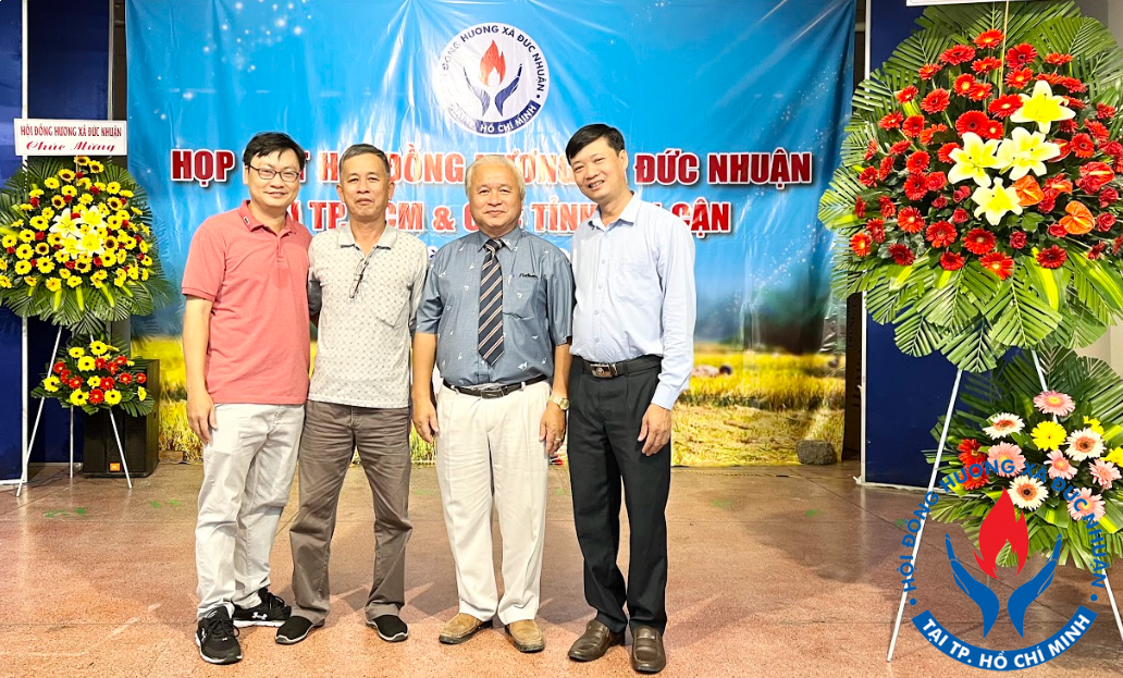 Anh Trần Văn Tiện đứng ngoài cùng bên trái chụp ảnh cùng các thầy và HDH